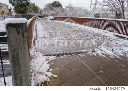 【千葉県千葉市】おゆみ野・四季の道 雪の積もる「冬の道・冬の道橋」 【千葉県千葉市】おゆみ野・四季の道 雪の積もる「冬の道・冬の道橋」 136424079