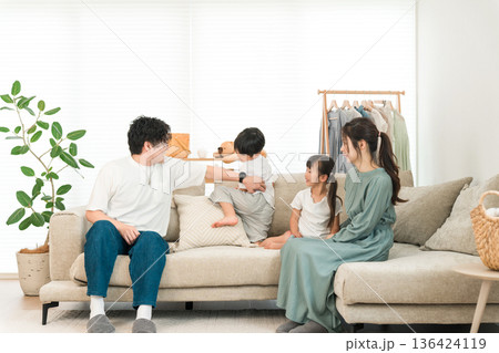 自宅のソファでくつろぐ家族,ファミリー,育児(愛情,家族愛) 自宅のソファでくつろぐ家族,ファミリー,育児(愛情,家族愛) 136424119