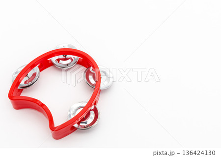 白背景に置かれた赤いタンバリンの楽器素材 136424130