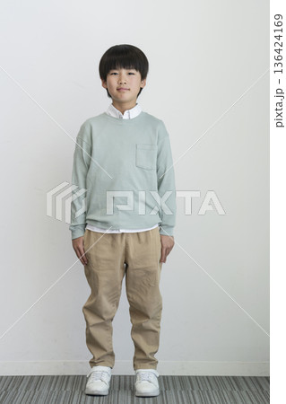 カメラ目線でほほえむ9歳の男の子 カメラ目線でほほえむ9歳の男の子 136424169