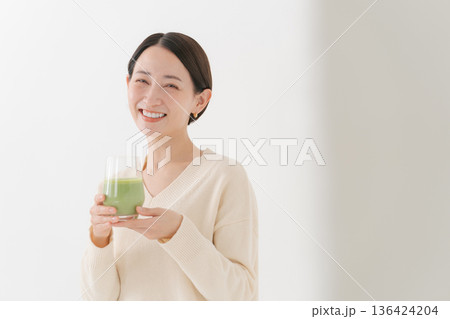 健康ドリンクを持つ女性 136424204