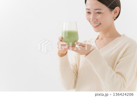 健康ドリンクを持つ女性 136424206