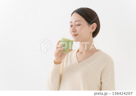 健康ドリンクを持つ女性 136424207