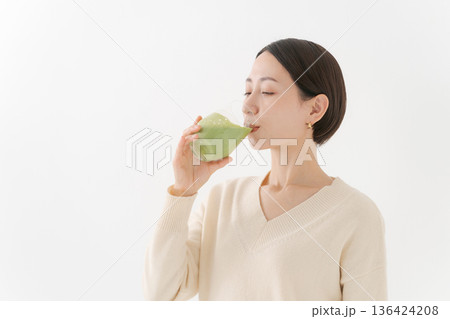 健康ドリンクを飲む女性 136424208