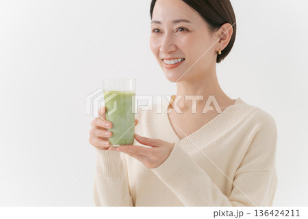 健康ドリンクを持つ女性 136424211