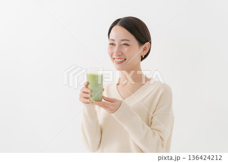 健康ドリンクを持つ女性 136424212