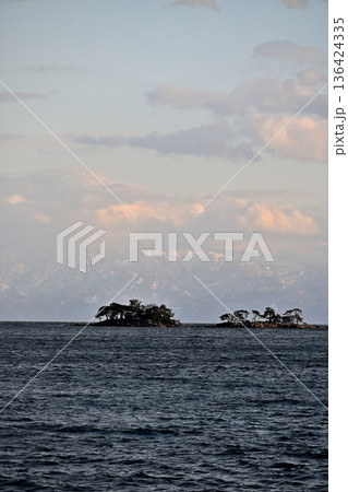 冬の北陸 冬の海 海越しの立山連峰と虻が島 冬の北陸 冬の海 海越しの立山連峰と虻が島 136424335