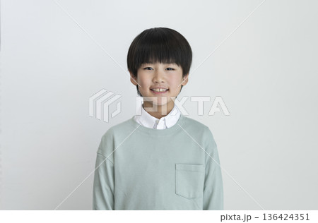 カメラ目線で笑顔の9歳の男の子 カメラ目線で笑顔の9歳の男の子 136424351