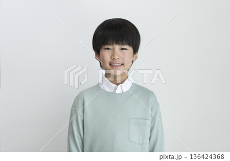 カメラ目線で笑顔の小学3年生の男の子 カメラ目線で笑顔の小学3年生の男の子 136424368