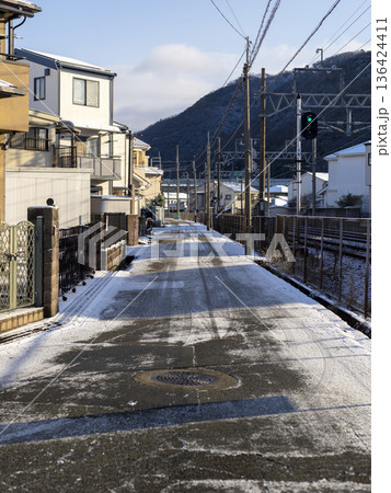 鉄道が通る住宅街の冬景色 鉄道が通る住宅街の冬景色 136424411