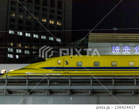 夜の街を行く新幹線 夜の街を行く新幹線 136424417