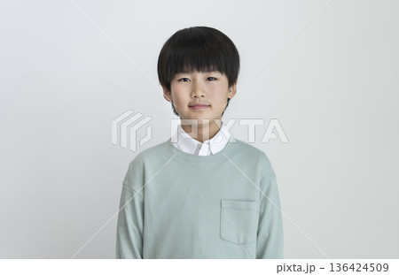 カメラ目線でほほえむ9歳の男の子 136424509