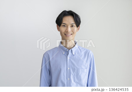 カメラ目線で笑顔の30代の男性 136424535