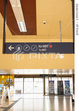 ジャカルタMRT 駅構内の案内表示板 ジャカルタMRT 駅構内の案内表示板 136424640