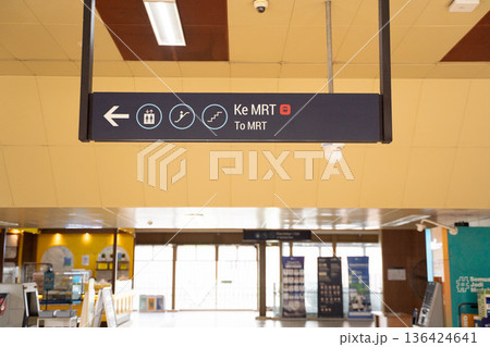 ジャカルタMRT　駅構内の案内表示板 136424641