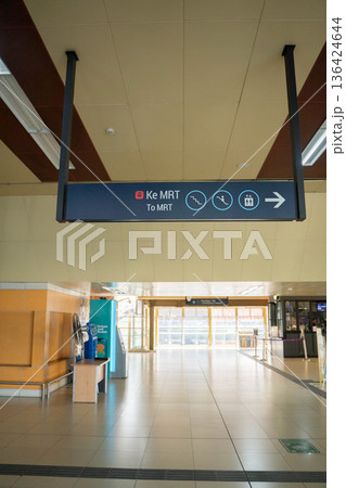 ジャカルタMRT 駅構内の案内表示板 ジャカルタMRT 駅構内の案内表示板 136424644
