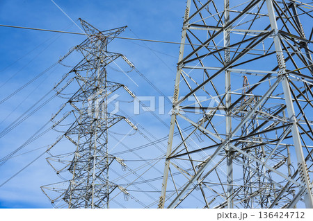 鉄塔 高圧鉄塔 送電線 鉄塔 高圧鉄塔 送電線 136424712