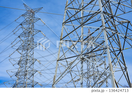 鉄塔 高圧鉄塔 送電線 鉄塔 高圧鉄塔 送電線 136424713