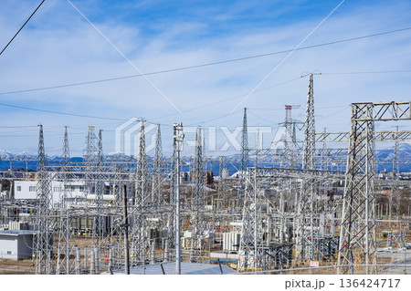 鉄塔 高圧鉄塔 送電線 鉄塔 高圧鉄塔 送電線 136424717