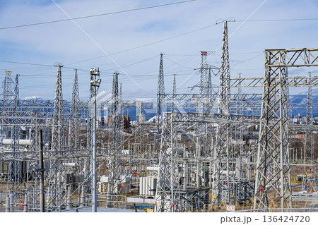 鉄塔 高圧鉄塔 送電線 鉄塔 高圧鉄塔 送電線 136424720