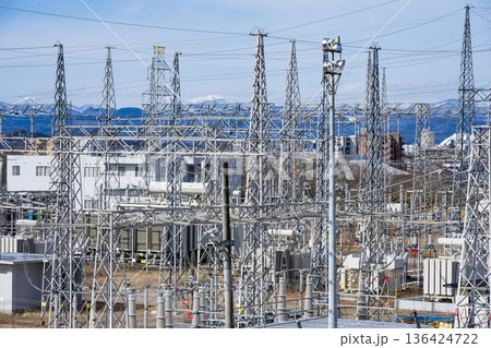 鉄塔 高圧鉄塔 送電線 鉄塔 高圧鉄塔 送電線 136424722