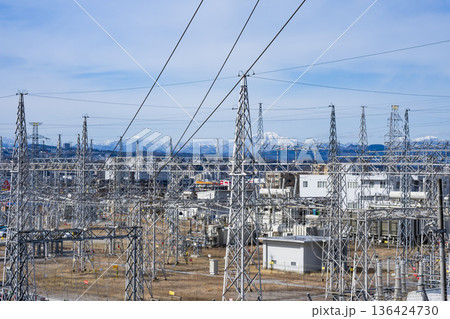 鉄塔 高圧鉄塔 送電線 鉄塔 高圧鉄塔 送電線 136424730