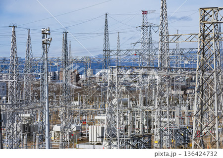 鉄塔 高圧鉄塔 送電線 鉄塔 高圧鉄塔 送電線 136424732
