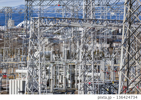 鉄塔 高圧鉄塔 送電線 鉄塔 高圧鉄塔 送電線 136424734