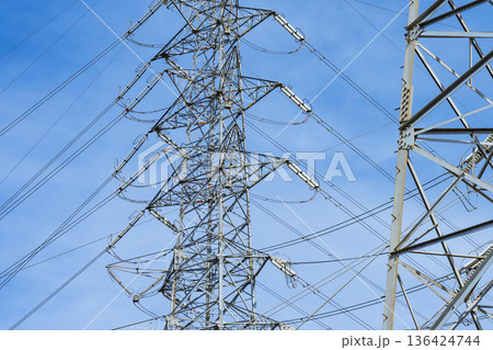 鉄塔 高圧鉄塔 送電線 鉄塔 高圧鉄塔 送電線 136424744