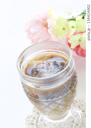 花とアイスコーヒー 花とアイスコーヒー 136424902
