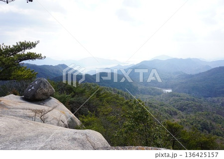 権現山のおむすび岩を望む風景 権現山のおむすび岩を望む風景 136425157
