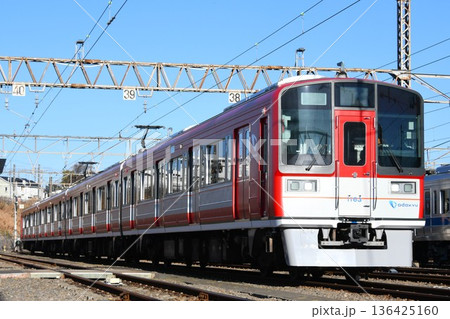 車両基地に停車するアレグラ号カラーの小田急電鉄1000形 136425160