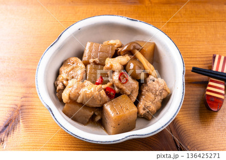 豚肉とこんにゃくの甘辛煮 136425271