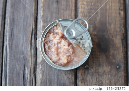 カツオの水煮の缶詰 ツナ缶 カツオの水煮の缶詰 ツナ缶 136425272