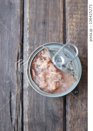 カツオの水煮の缶詰 ツナ缶 カツオの水煮の缶詰 ツナ缶 136425273