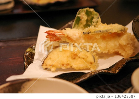 海老と野菜の天ぷらの盛り合わせ 海老と野菜の天ぷらの盛り合わせ 136425387