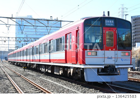 車両基地に停車するアレグラ号カラーの小田急電鉄1000形（団体専用表示） 136425583