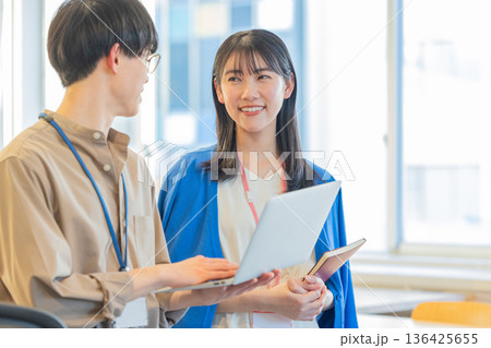 若い男女の会社員 136425655