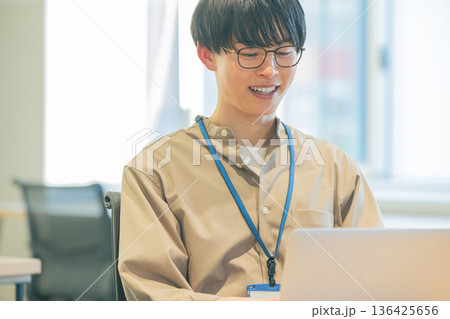 パソコンに向かう男性 136425656