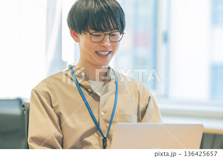 パソコンに向かう男性 136425657