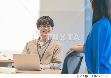 パソコンに向かう男性 パソコンに向かう男性 136425658