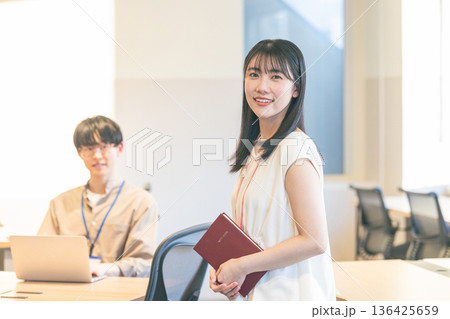 若い女性　オフィス 136425659