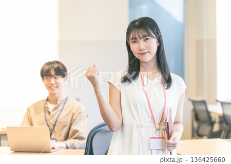 若い女性　オフィス 136425660