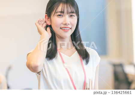 若い女性　オフィス 136425661