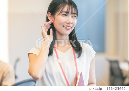若い女性 オフィス 若い女性 オフィス 136425662