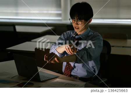 残業で疲労を感じるビジネスマン 136425663