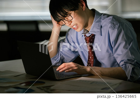 残業で疲労を感じるビジネスマン 136425665