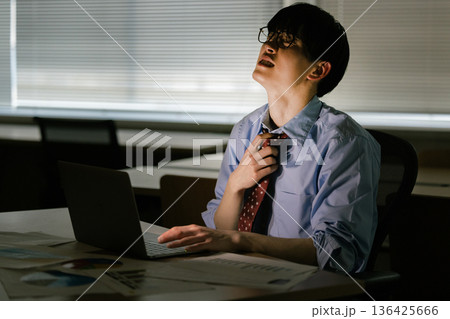 残業で疲労を感じるビジネスマン 136425666