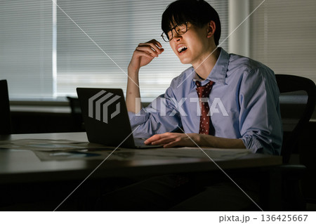 残業で疲労を感じるビジネスマン 136425667