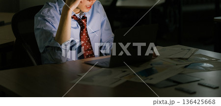 残業で疲労を感じるビジネスマン 136425668